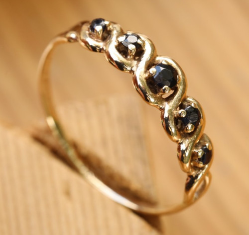 9ct solid yellow gold - solid, sapphire